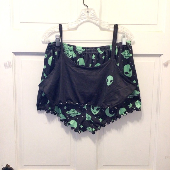 Womens Plus 2pc Black Green Alien Cropped Tank & Shorts Pajama Set - Picture 6 of 13